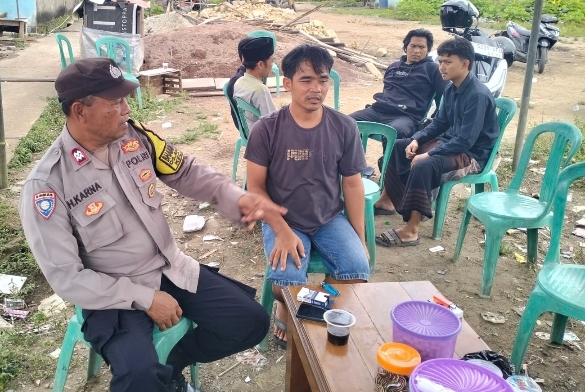 Bhabinkamtibmas Polsek Klari Takziah di Kediaman Warga yang Meninggal Dunia, Wujud Polri Peduli dan Empati kepada Masyarakat