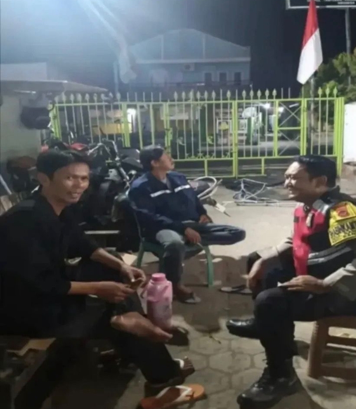 Bhabinkamtibmas Ikut Serta Dalam Giat Ronda Bersama Warga