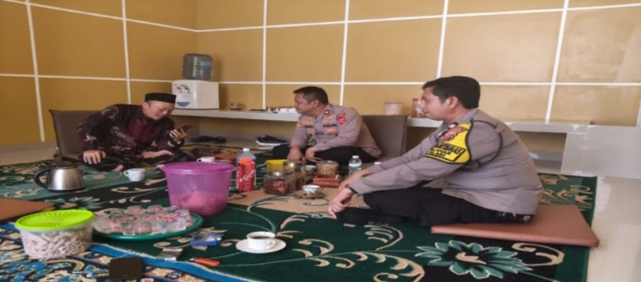 Silaturahmi Kamtibmas, Kapolsek Klari bersama Bhabinkamtibmas Kunjungi Ponpes Al Hijaz