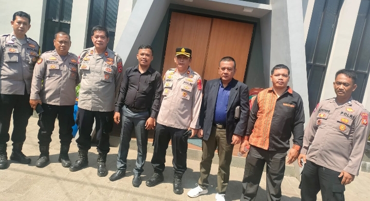 Kapolsek Klari Pimpin Langsung Pengamanan Kegiatan Perayaan Jumat Agung Kematian Yesus Kristus di Gereja