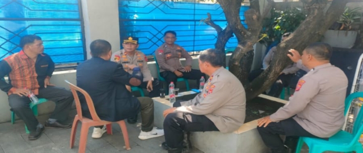 Kapolsek Klari Silaturahmi Kamtibmas Ngawangkong Bareng Pendeta dan Jemaat Gereja HKBP Sultan Mazmur