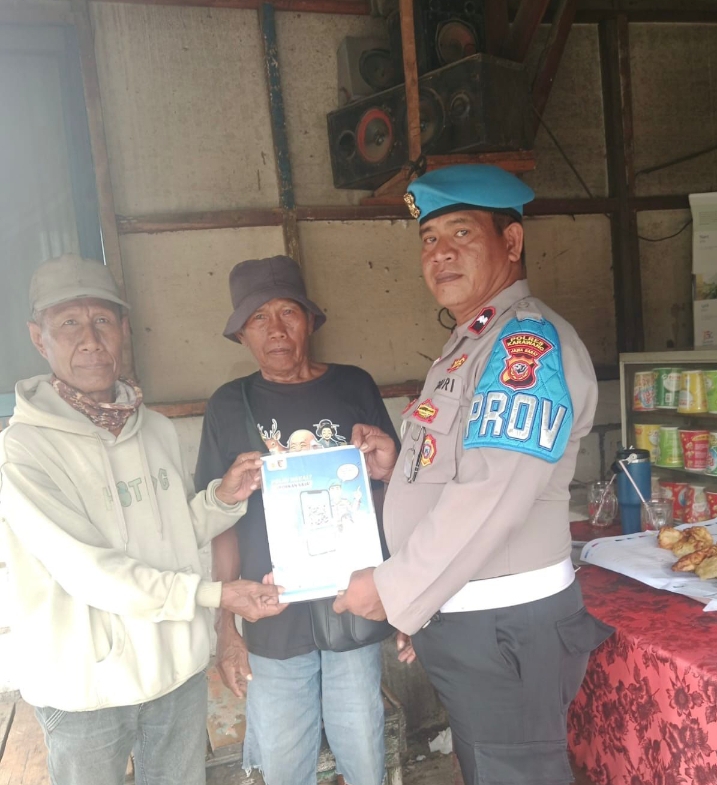 Polsek Banyusari Melaksanakan Sosialisasi QR Barcode ke Masyarakat Pengaduan Divisi Propam Polri Bidpropam Polda Jabar