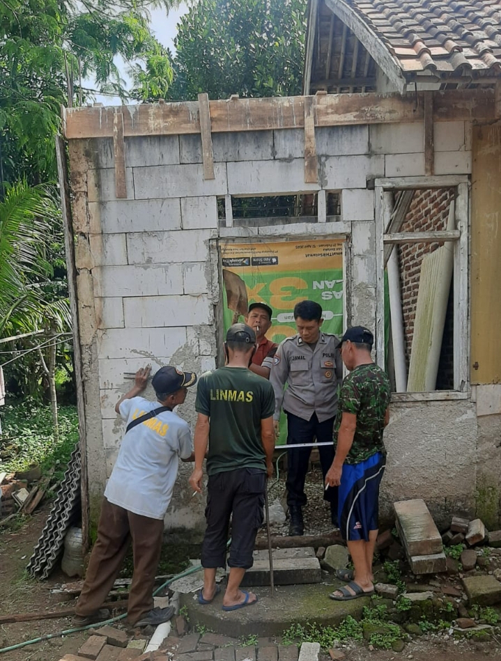 Bhabinkamtibmas Polsek Klari Kembali Memprakarsai Renovasi Rumah Anggota Linmas