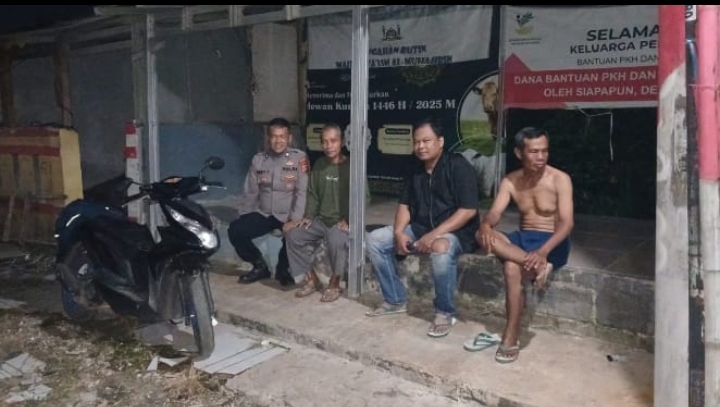 Bhabinkamtibmas Polsek Klari Sambangi Warga Desa Belendung Saat Patroli Pemukiman
