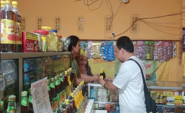 Kring Serse Polsek Banyusari Datangi Toko Jamu Temukan Miras 2 Botol Kecil