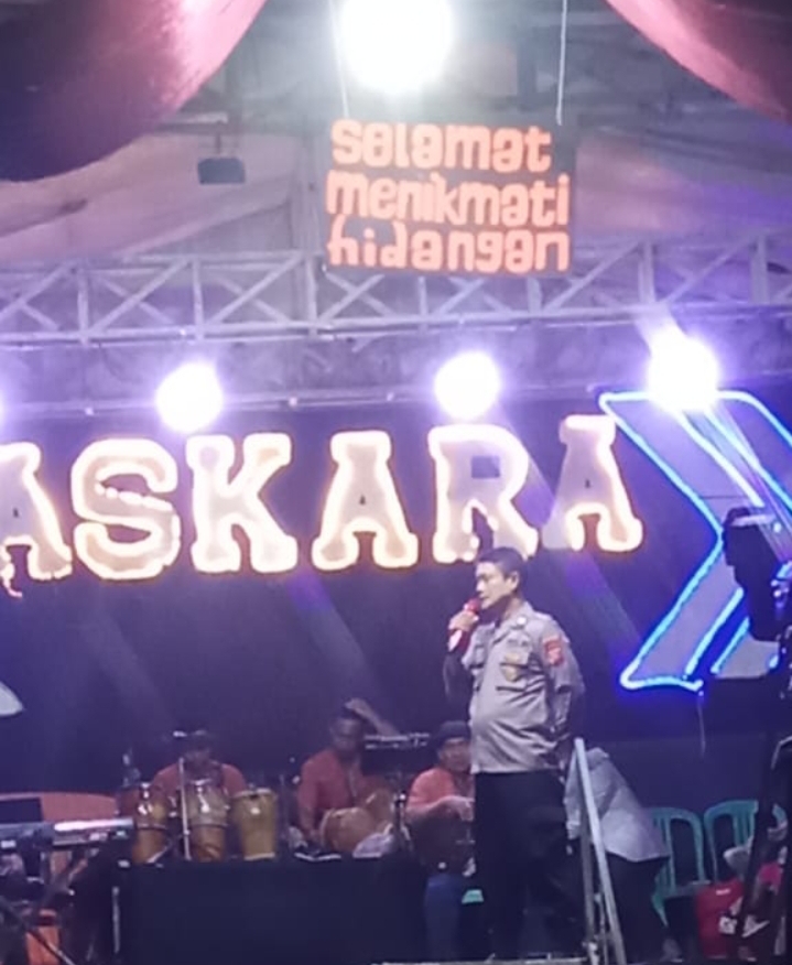 Bhabinkamtibmas Polsek Klari Berikan Himbauan Kamtibmas di Acara Hajatan