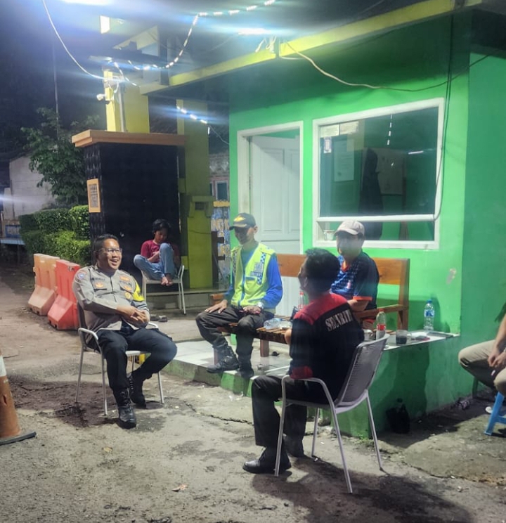 Bhabinkamtibmas Polsek Klari bersama Warga Siaga di Pos Ronda Perum BKP