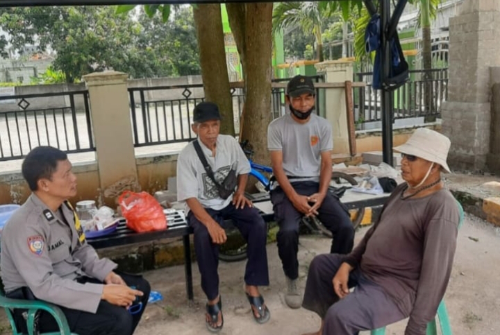 Bhabinkamtibmas Polsek Klari Kembali Sosialisasikan Layanan Call Center 110 Ke Warga