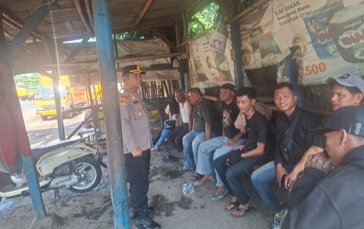 Kapolsek Klari Polres Karawang Gelar Giat Jumat Curhat di Pangkalan Ojeg Desa Gintungkerta