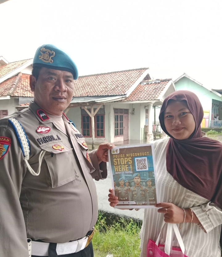Polsek Banyusari Melaksanakan Sosialisasi QR Barcode ke Masyarakat Pengaduan Divisi Propam Polri Bidpropam Polda Jabar