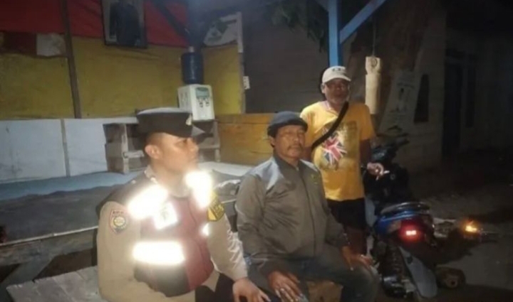 Bhabinkamtibmas Ikut Serta Dalam Giat Ronda Bersama Warga