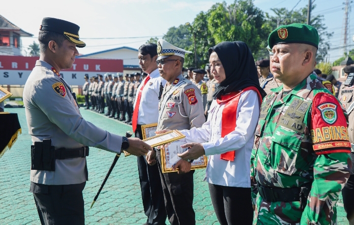 Kapolres Karawang Pimpin Upacara Pemberian Penghargaan bagi Personel Polres Karawang dan TNI, Reward Umroh untuk Bhabinkamtibmas Terbaik