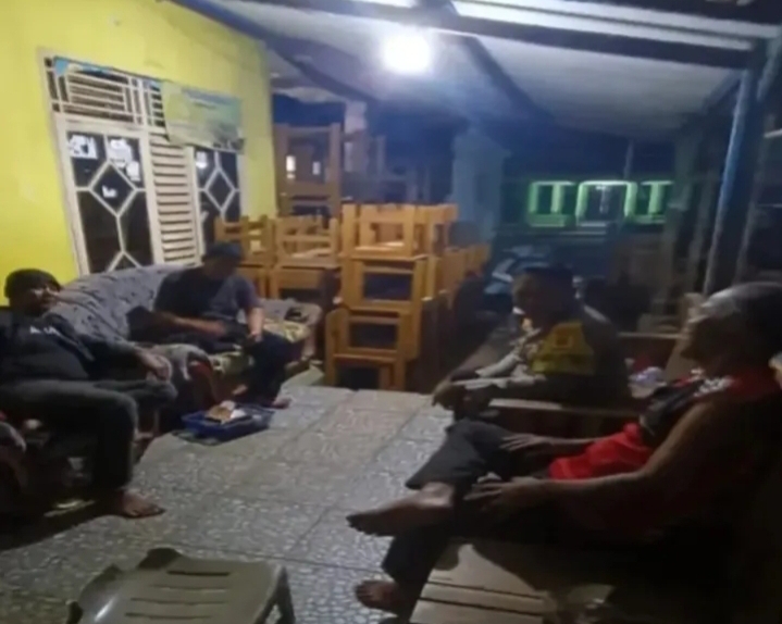 Bhabinkamtibmas Ikut Serta Dalam Giat Ronda Bersama Warga