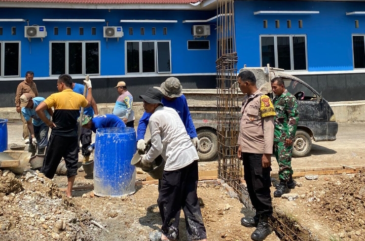 Sinergitas TNI-Polri dan Warga Gotong Royong Bangun Ruang Tambahan Kantor Desa Karanganyar