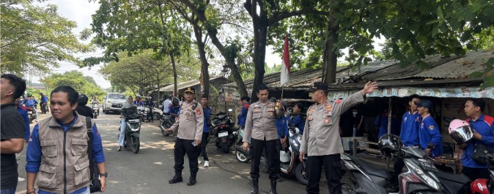 Polsek Klari Laksanakan Pengamanan Keberangkatan Serikat Buruh KBPP dalam Rangka Aksi Pra Mayday UNRAS di Disnaker Karawang