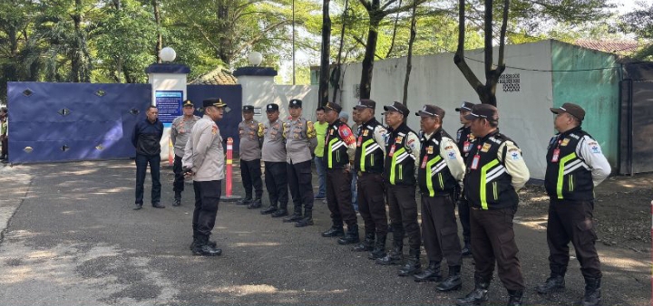 Pra Mayday, Kapolsek Klari Pimpin Apel Kesiapan Pengamanan Keberangkatan Serikat Buruh KBPP dalam Rangka UNRAS ke Disnakertrans Karawang