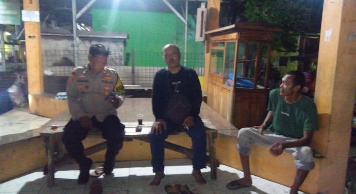 Bhabinkamtibmas Desa Cibalongsari Ajak Warganya Rutinkan Siskamling ‎