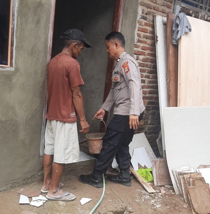 Sinergi Bhabinkamtibmas, Pemdes Klari, dan Linmas: Renovasi Rumah Anggota Linmas Masuki Tahap Finishing