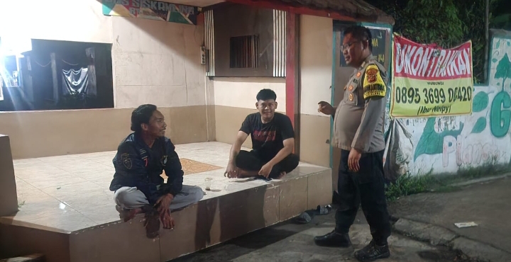 Bhabinkamtibmas Desa Gintungkerta Ajak Warganya Rutinkan Siskamling