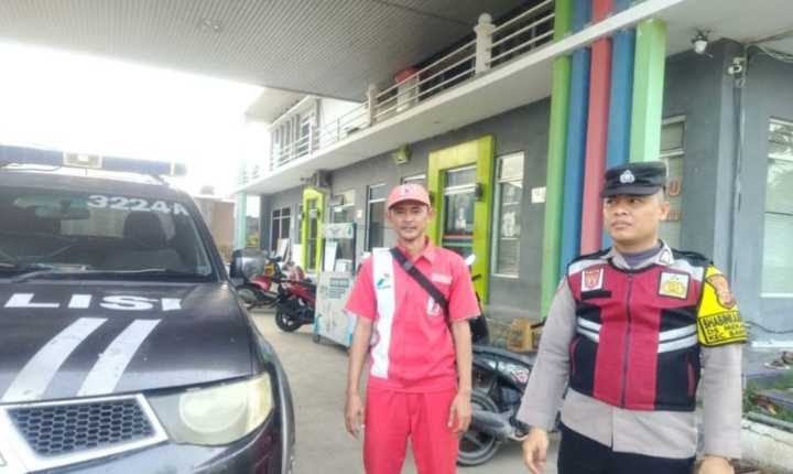 Kunjungi SPBU, Prekat Polsek Banyusari Berikan Rasa Aman