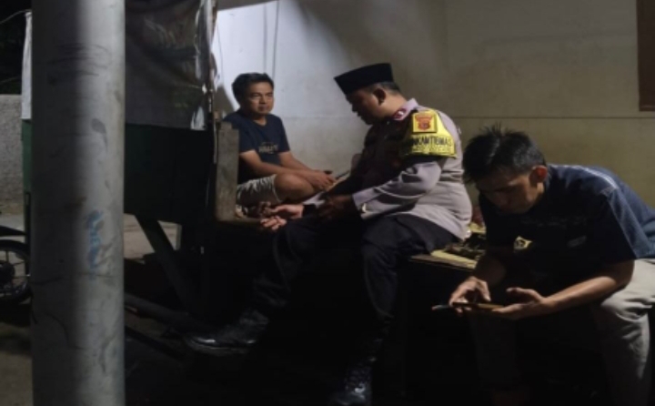 Bhabinkamtibmas Ikut Serta Dalam Giat Ronda Bersama Warga
