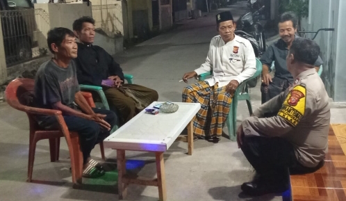 Sambangi Warga Saat Ronda Malam, Bhabinkamtibmas Polsek Klari dialog Kamtibmas di Perum Terangsari