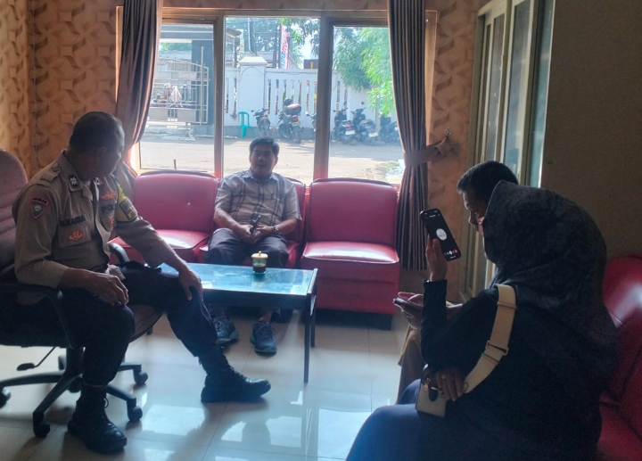 Dekatkan Diri ke Masyarakat, Bhabinkamtibmas Polsek Klari Sosialisasikan Bahaya TPPO 