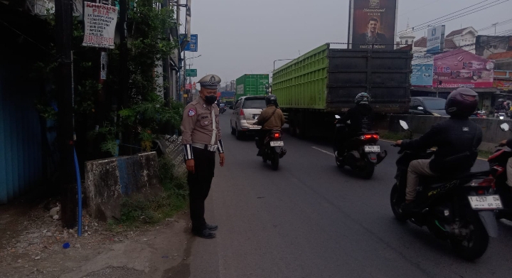 Pastikan Arus Lalin Lancar, Unit Lantas Polsek Klari Lakukan Monitoring dan Pengaturan Arus Lalin