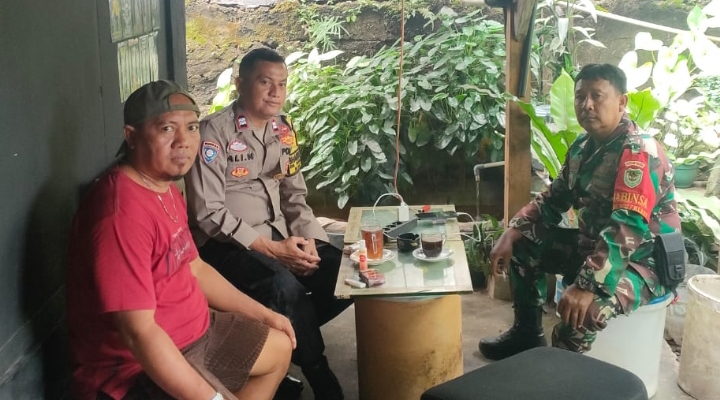 Sinergitas POLRI dan TNI, Bhabinkamtibmas dan Babinsa Sambangi Warga Desa Sumurkondang