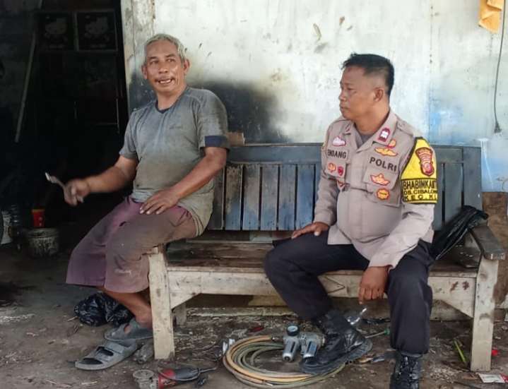 Bhabinkamtibmas Polsek Klari Patroli Sambang Humanis ke Warga Dusun Cirejag