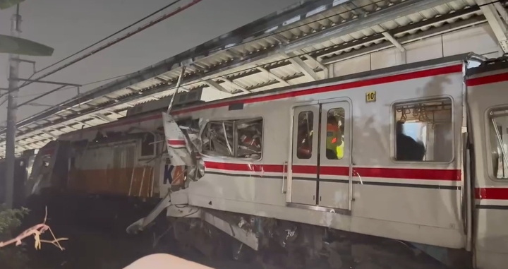 Benturan Keras Tampak Terjadi, Kereta Api Jarak Jauh Tabrak KRL Commuter Line di Stasiun Bekasi Timur
