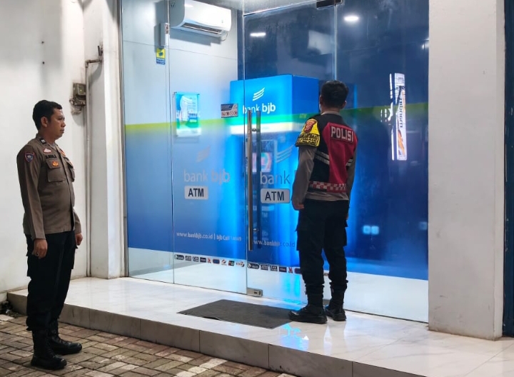 Patroli Malam Polsek Klari Sambangi Security Bank BJB, Cek Kondusifitas ATM Dalam Rangka Ciptakan Rasa Aman