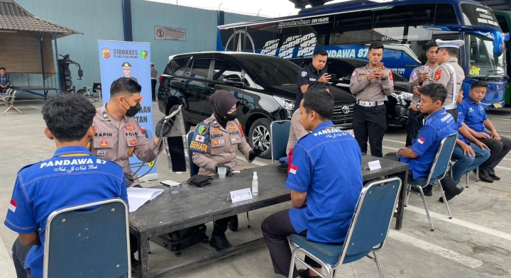 Pastikan Keselamatan Buruh, Polres Karawang Lakukan Ramp Check Armada Bus