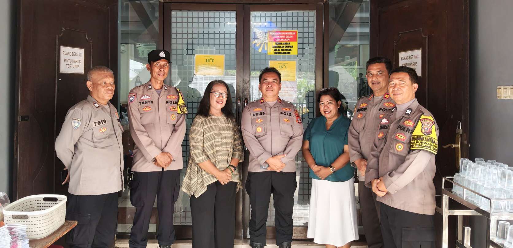 Kapolsek Teluk Jambe Timur Kompol H. Aries Riyanto, Pastikan Kebaktian Minggu Berjalan Kondusif
