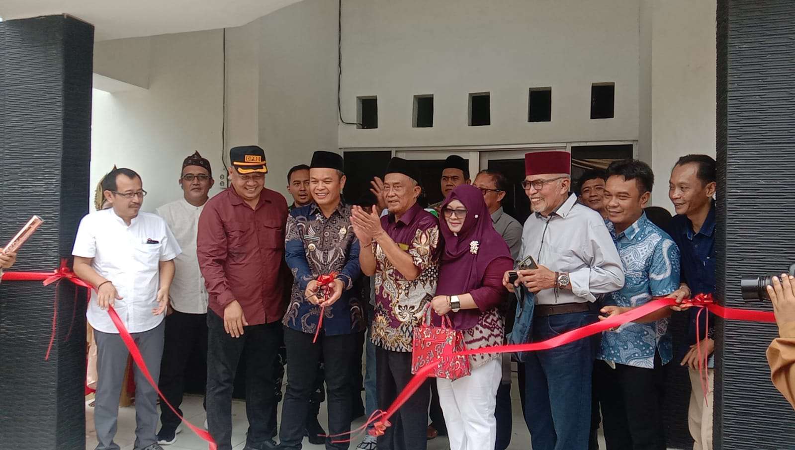 Kado Terindah Ultah Bah Kundin: Resmikan Gedung Kantor Desa Cikampek Kota, Bukti Nyata Janji Politik ke Warga
