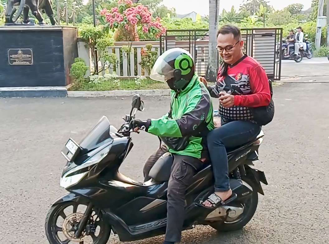 Sosok Bersahaja Aksi Kapolsek Kotabaru Bepergian Naik Ojek Online