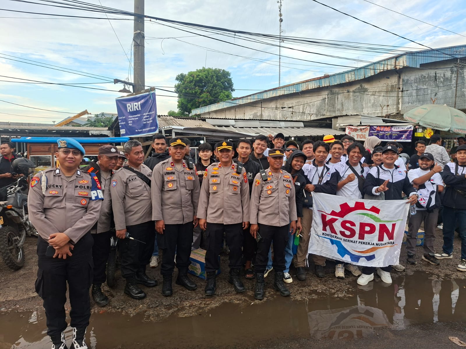 Kapolsek Klari Pimpin Langsung Kegiatan Monitoring dan Pengamanan Keberangkatan Butuh Se-Kec Klari Menuju Monas Dalam Rangka May Day