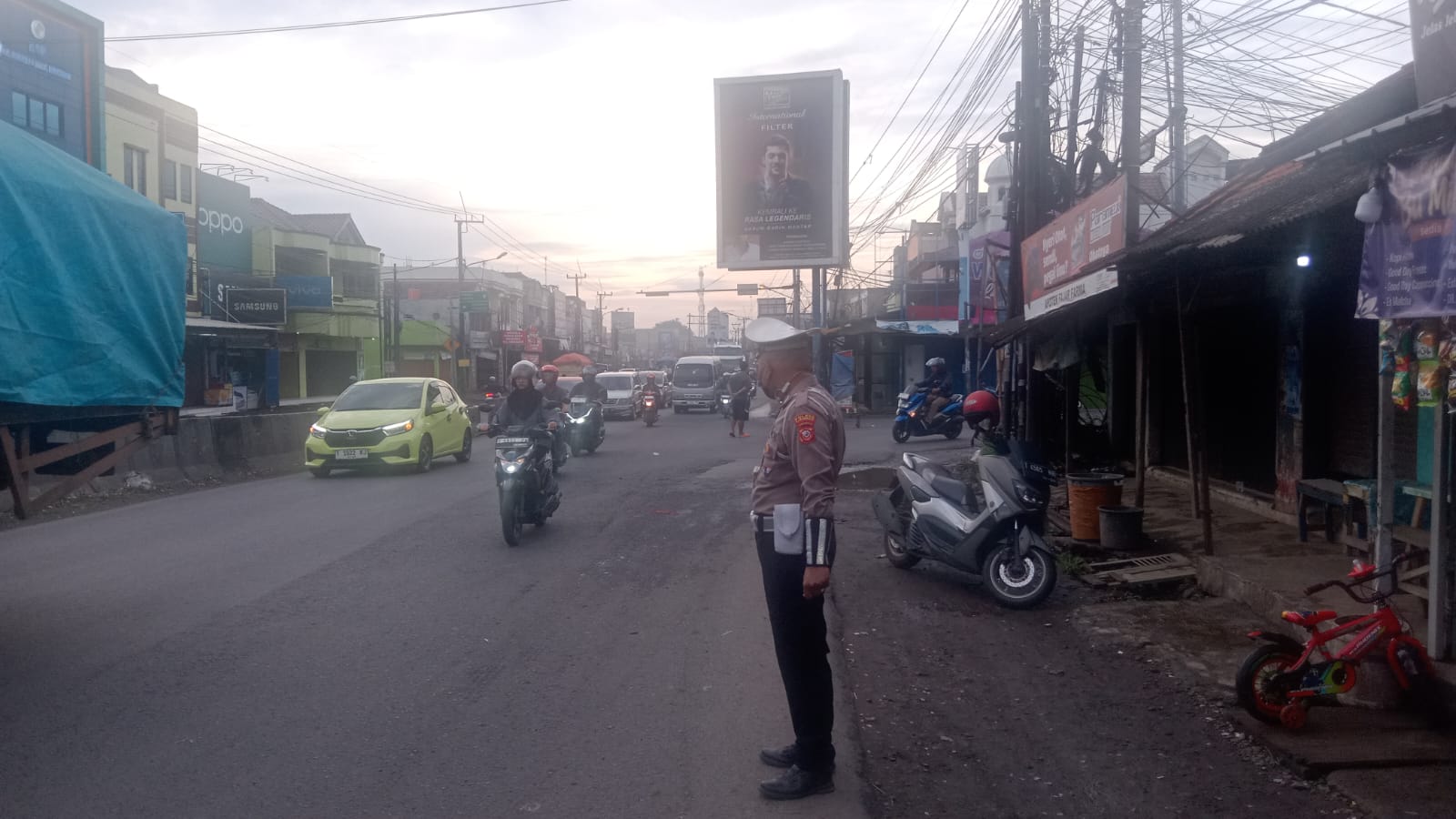 May Day, Polsek Klari Monitoring Arus Lalin Yang Akan Dilalui Rombongan Buruh Menuju Monas