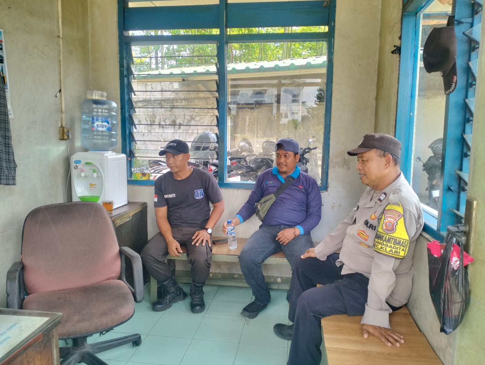 Bhabinkamtibmas Polsek Klari Aktif Sambangi Warga dan Perkuat Kamtibmas di Desa Anggadita