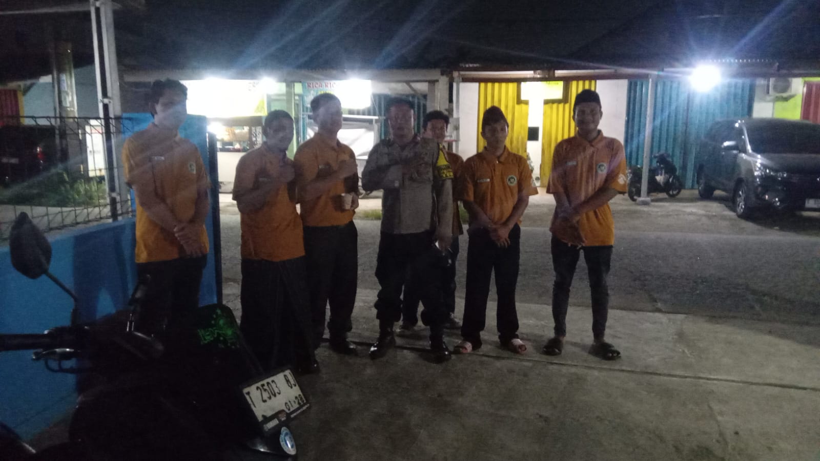 Bhabinkamtibmas Polsek Klari Patroli Humanis Sambang ke Dapur MBG, Sampaikan Pesan Kamtibmas kepada Karyawan SPPG