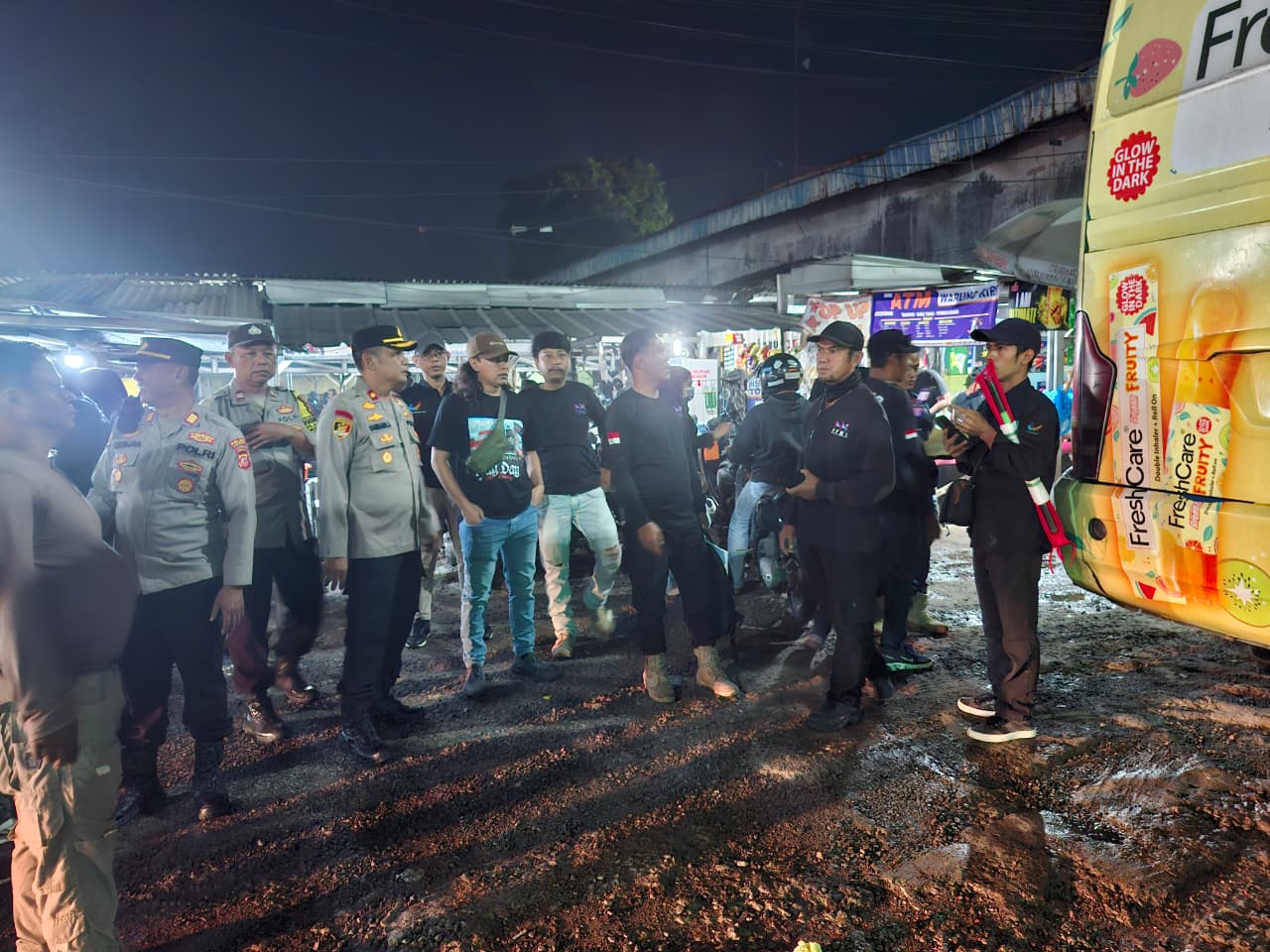 Pastikan Buruh Aman dan Kondusif, Polsek Klari Lakukan Pengamanan dan Monitoring Kepulangan Buruh Dari Monas