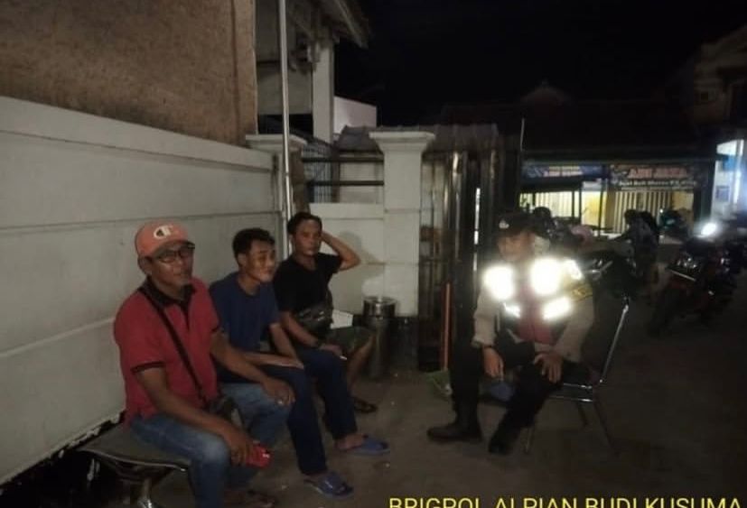 Bhabinkamtibmas Ikut Serta Dalam Giat Ronda Bersama Warga