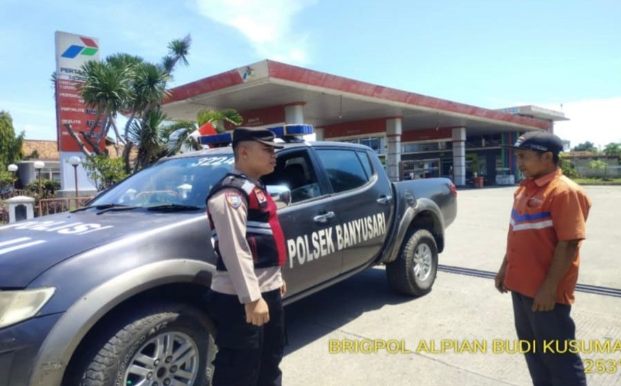 Kunjungi SPBU, Prekat Polsek Banyusari Berikan Rasa Aman