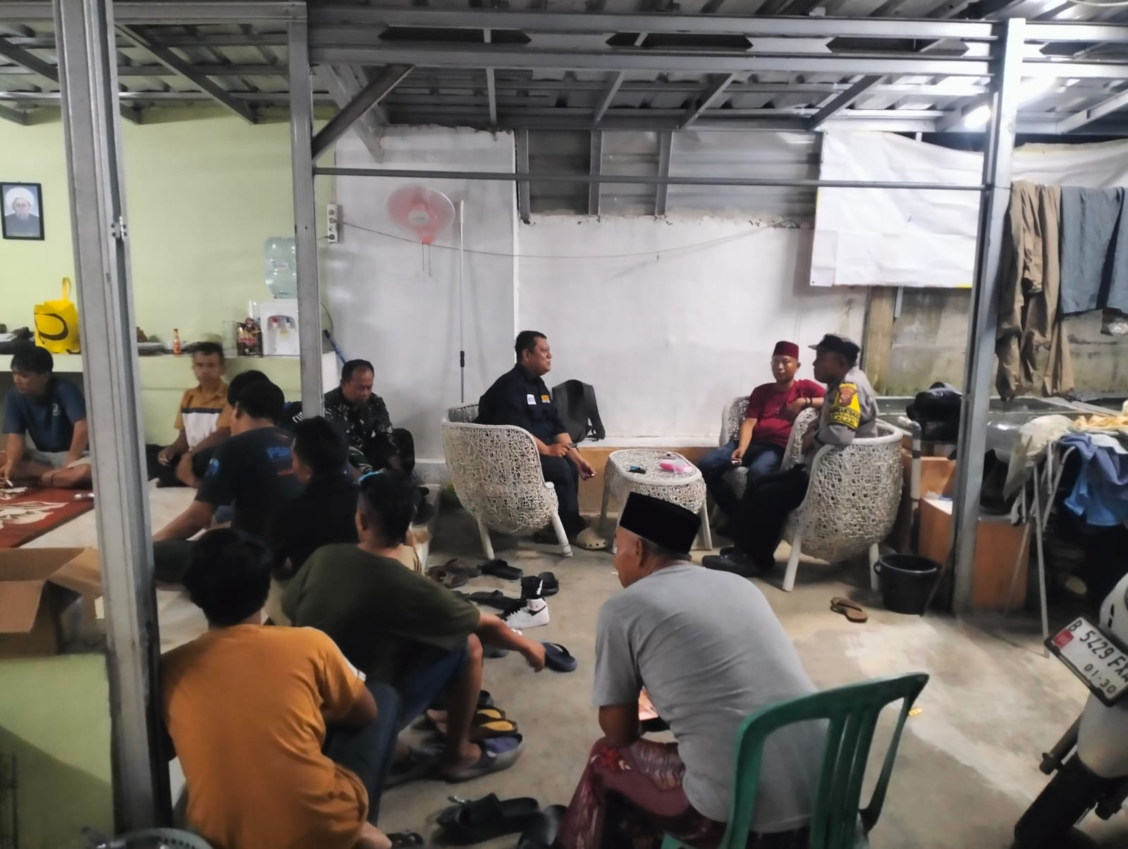 Sambangi Warga yang Sedang Berkumpul, Bhabinkamtibmas Polsek Klari Ajak Warga Jaga Kamtibmas Tetap Kondusif Pasca Long Weekend