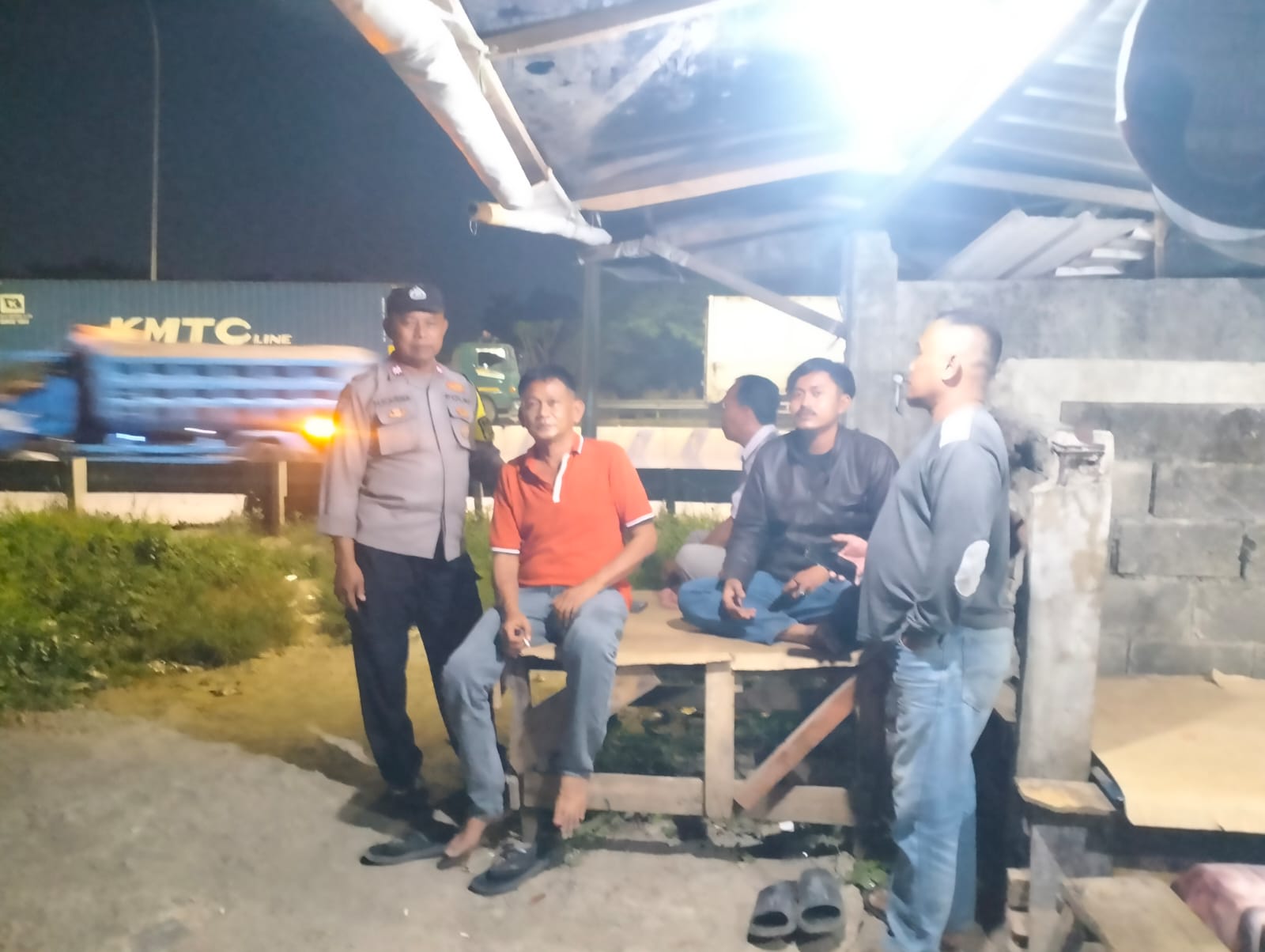Bhabinkamtibmas Desa Anggadita Sambang Warga di Pos Ronda di Dusun Sukamulya