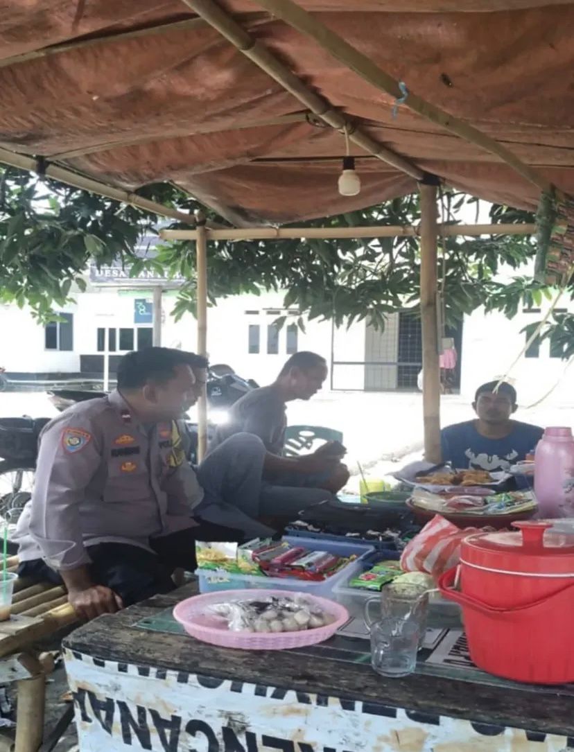 Anggota Bhabin Polsek Banyusari Melaksanakan Sosialisasikan Bahaya Judi Online Kepada Masyarakat