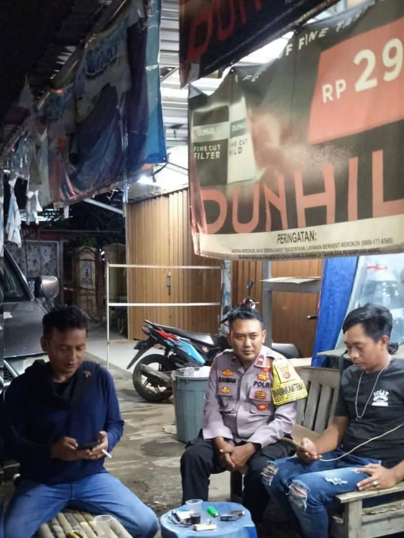 Bhabinkamtibmas Ikut Serta Dalam Giat Ronda Bersama Warga