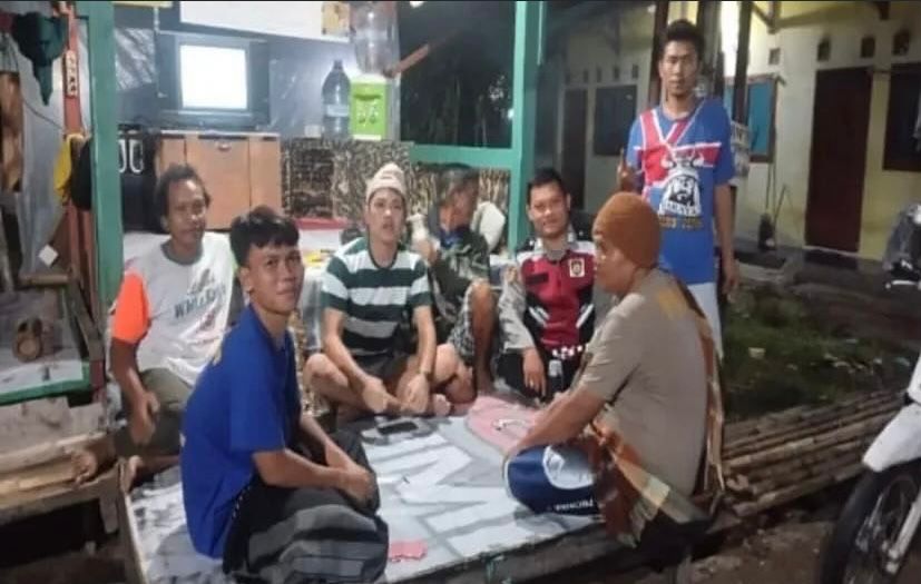 Bhabinkamtibmas Ikut Serta Dalam Giat Ronda Bersama Warga