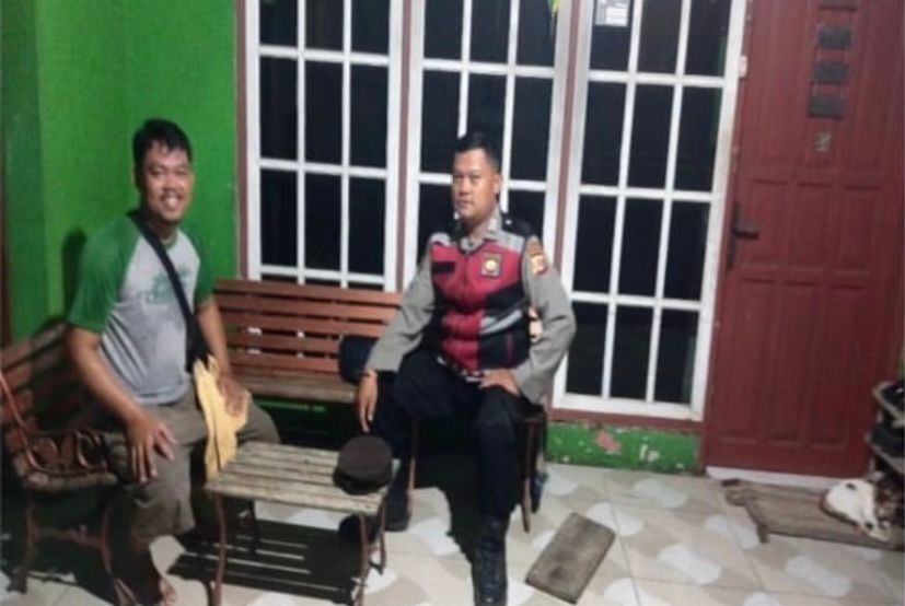 Anggota Bhabin Polsek Banyusari Melaksanakan Sosialisasikan Bahaya Judi Online Kepada Masyarakat