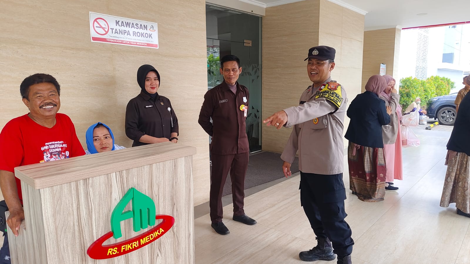 Ajak Jaga Kamtibmas di Lingkungan Pekerjaan, Bhabinkamtibmas Desa Belendung Sambangi Satpam RS Fikri Medika